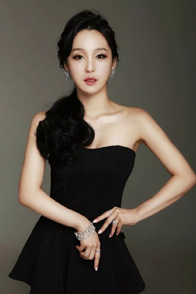 Xgyw.Org_韩国赛车模特李智娜私房写真秀性感美胸10P