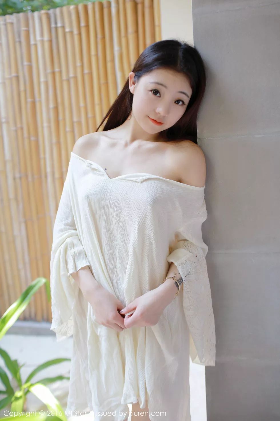 Xgyw.Org_[MFStar模范学院]Vol.072_嫩模佘贝拉bella马尔代夫旅拍浴室里湿身诱惑秀美乳53P