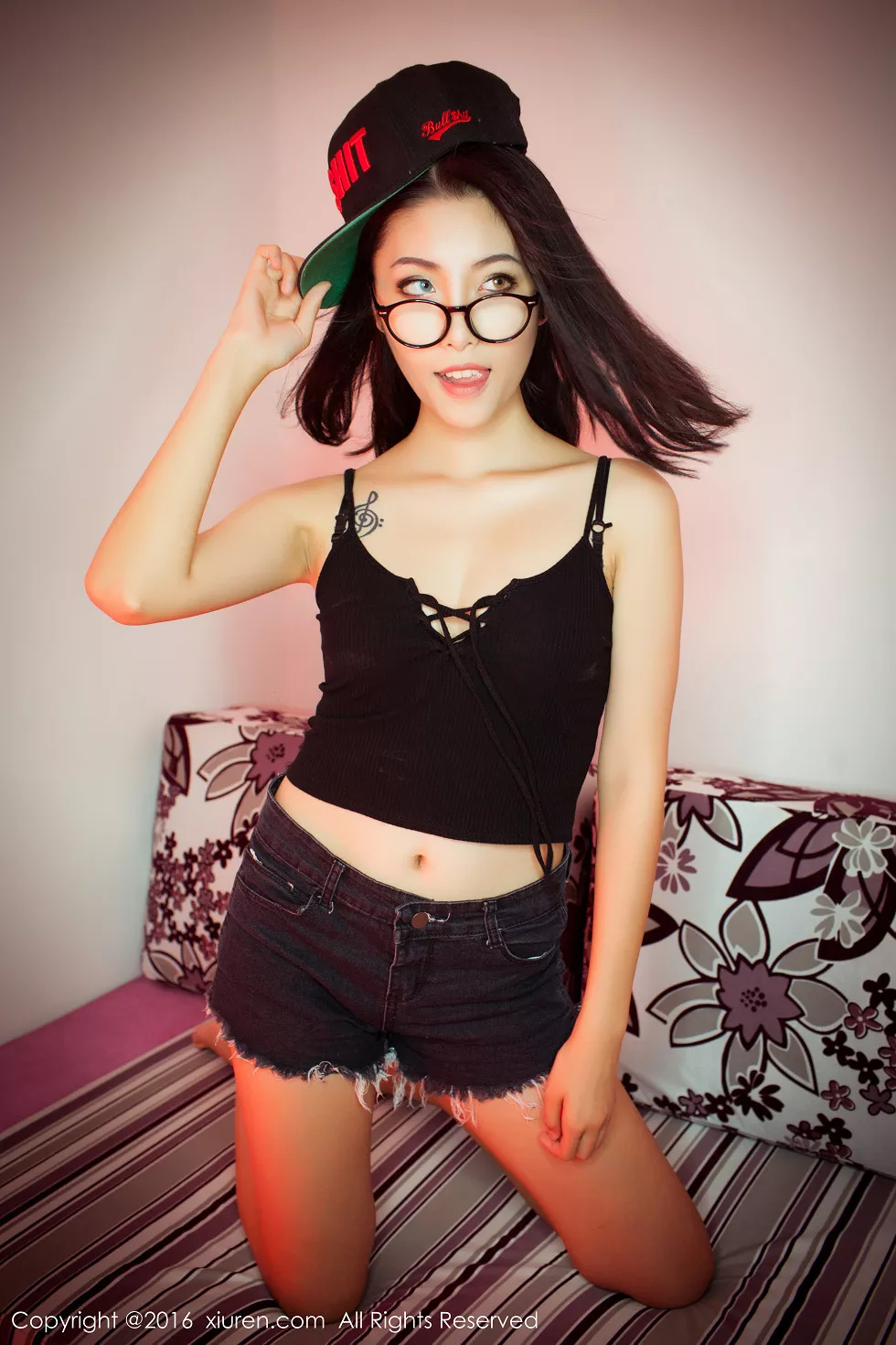 Xgyw.Org_XiuRen第617期_嫩模BOBO_xk牛仔热裤秀完美身材狐媚双眼冷艳迷人写真49P
