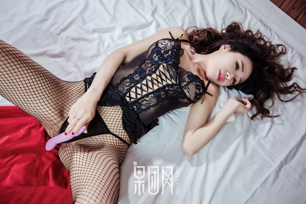 Xgyw.Org_[GIRLT果团网]NO.009_嫩模馨怡白色蕾丝透视情趣内衣秀魔鬼身材香艳诱惑写真62P