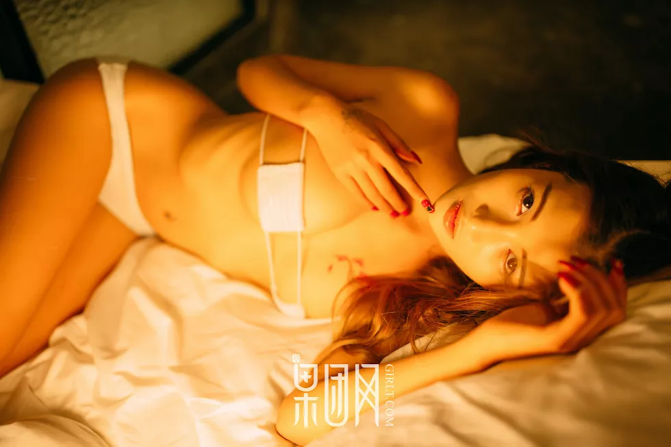 Xgyw.Org_[GIRLT果团网]熊川纪信No.011_性感内衣美少女居家床上脱内衣双手捧乳撩人诱惑写真53P