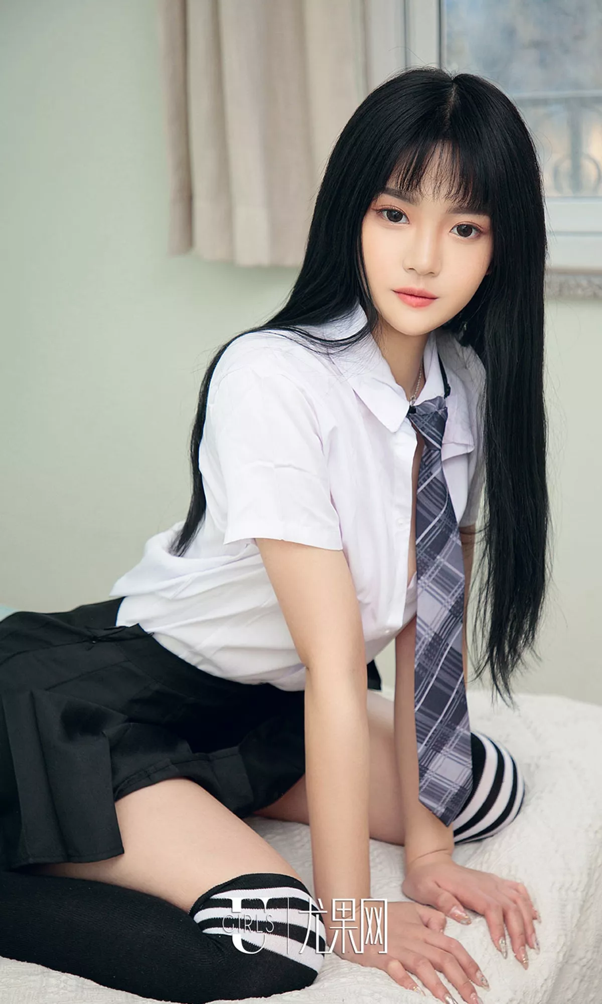 Xgyw.Org_[Ugirls爱尤物]No.1323_嫩模桃子私房美少女粉色低胸裙+吊带连身衣秀美乳诱惑写真35P