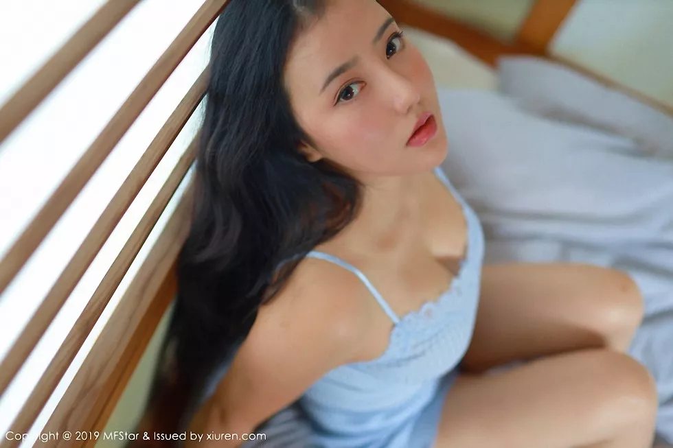 Xgyw.Org_[MFStar模范学院]Vol.181_女神Manuela玛鲁娜日本旅拍吊带睡衣秀丰乳肥臀诱惑写真41P