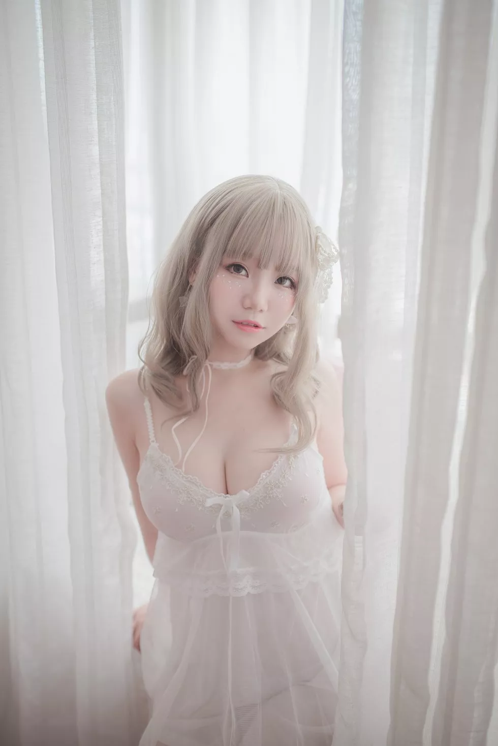 Xgyw.Org_[Cosplay精选]Yoko宅夏Cos私房白色丝质连衣裙透视秀豪乳极致诱惑写真26P