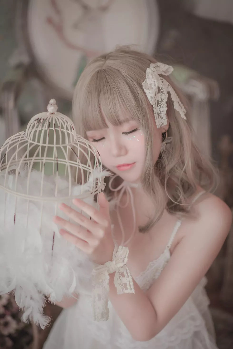 Xgyw.Org_[Cosplay精选]Yoko宅夏Cos私房白色丝质连衣裙透视秀豪乳极致诱惑写真26P