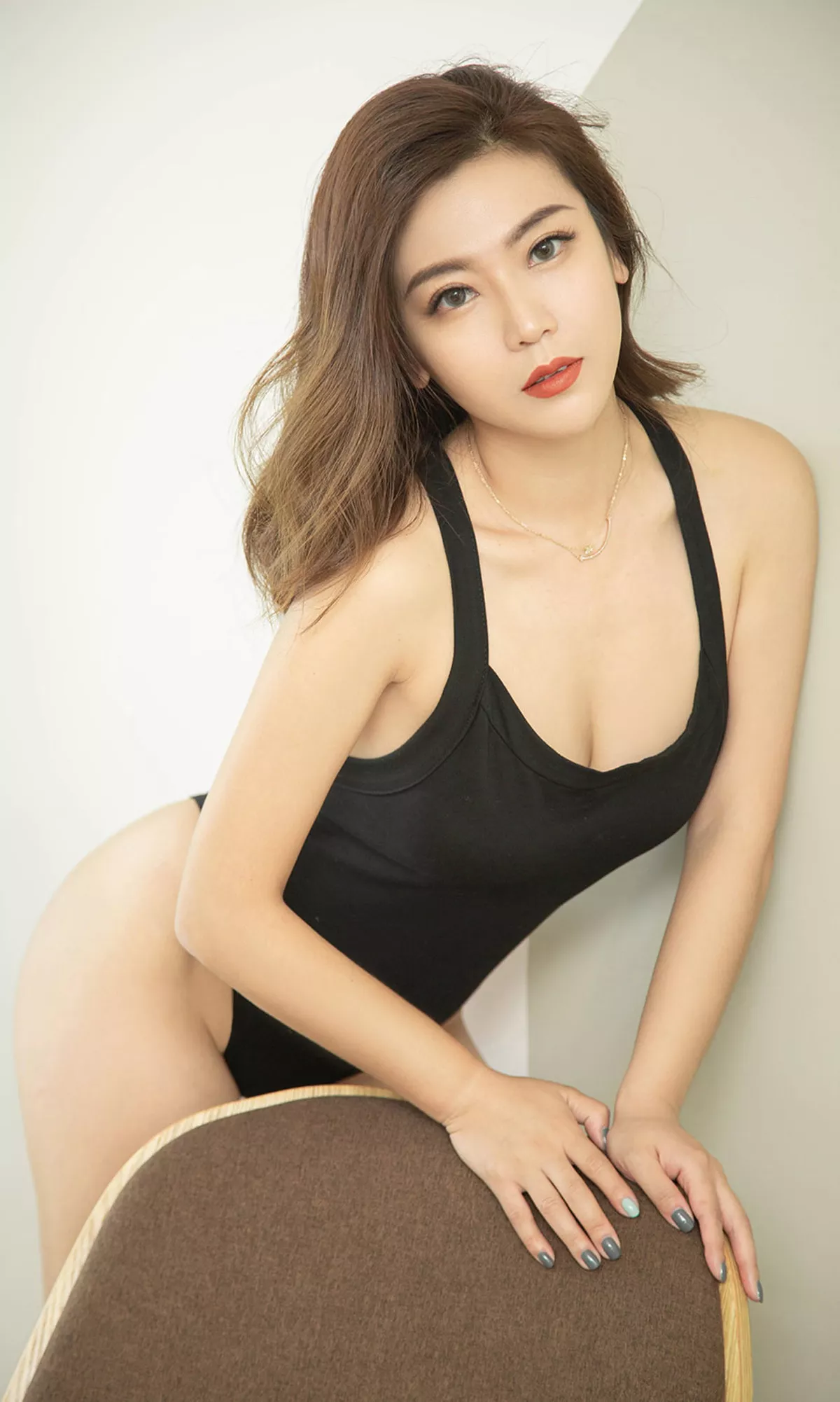 Xgyw.Org_[Ugirls爱尤物]No.1518_嫩模小楠私房黑色高叉连体衣+黑色吊带内衣完美诱惑写真35P