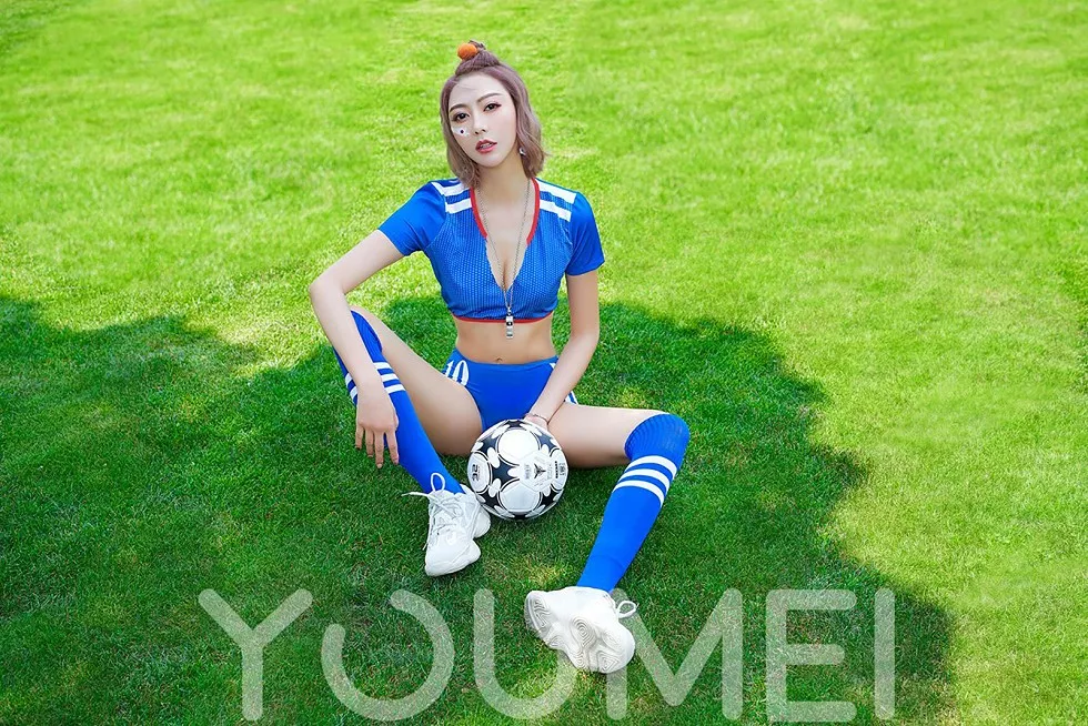Xgyw.Org_[YouMei尤美]Vol.023_嫩模艺轩户外绿茵场上性感日本足球服秀完美身材写真23P