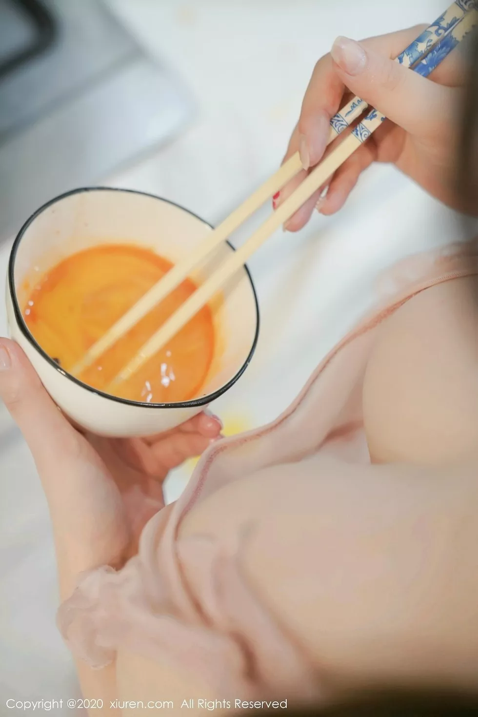 Xgyw.Org_XiuRen第2186期_女神糯美子Mini三亚旅拍性感厨娘主题粉色薄纱真空秀豪乳诱惑写真100P