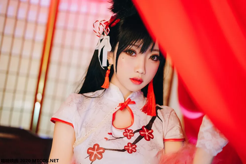 Xgyw.Org_[喵糖映画]HML.001_粉色绒毛外套妹子私房性感白色高叉旗袍秀翘臀美腿写真24P