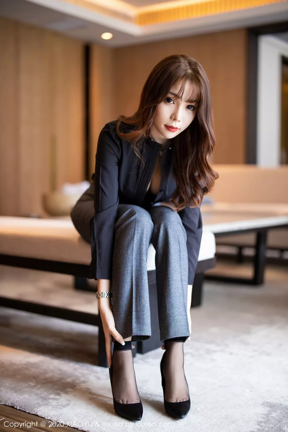 Xgyw.Org_[XiaoYu画语界]Vol.319_女神芝芝Booty阳朔旅拍职场制服主题露吊带黑丝袜撩人诱惑写真96P