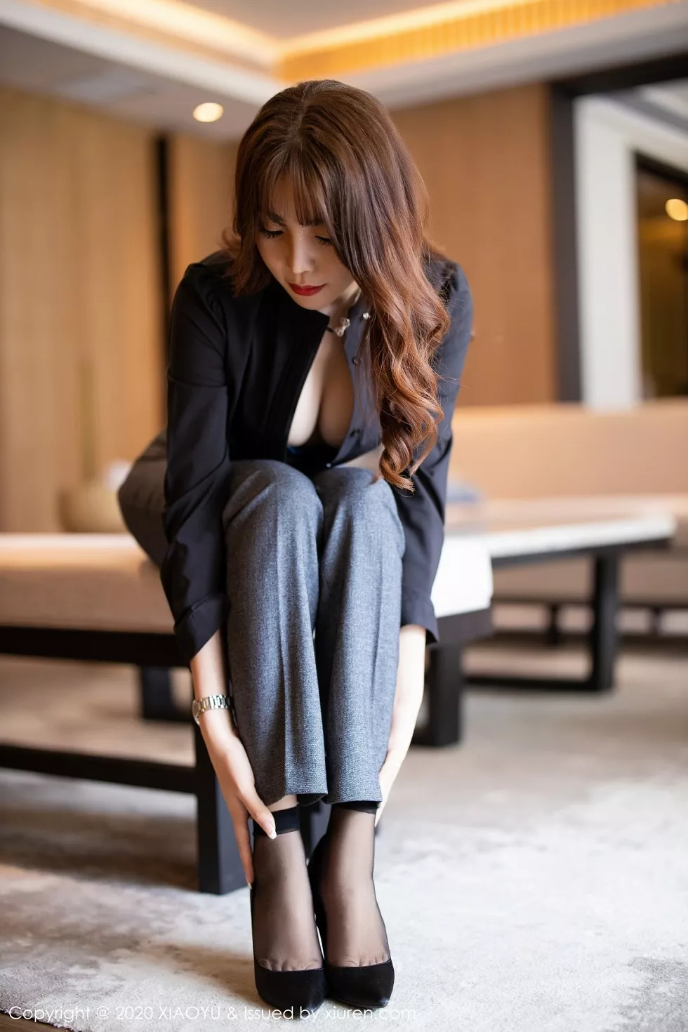 Xgyw.Org_[XiaoYu画语界]Vol.319_女神芝芝Booty阳朔旅拍职场制服主题露吊带黑丝袜撩人诱惑写真96P