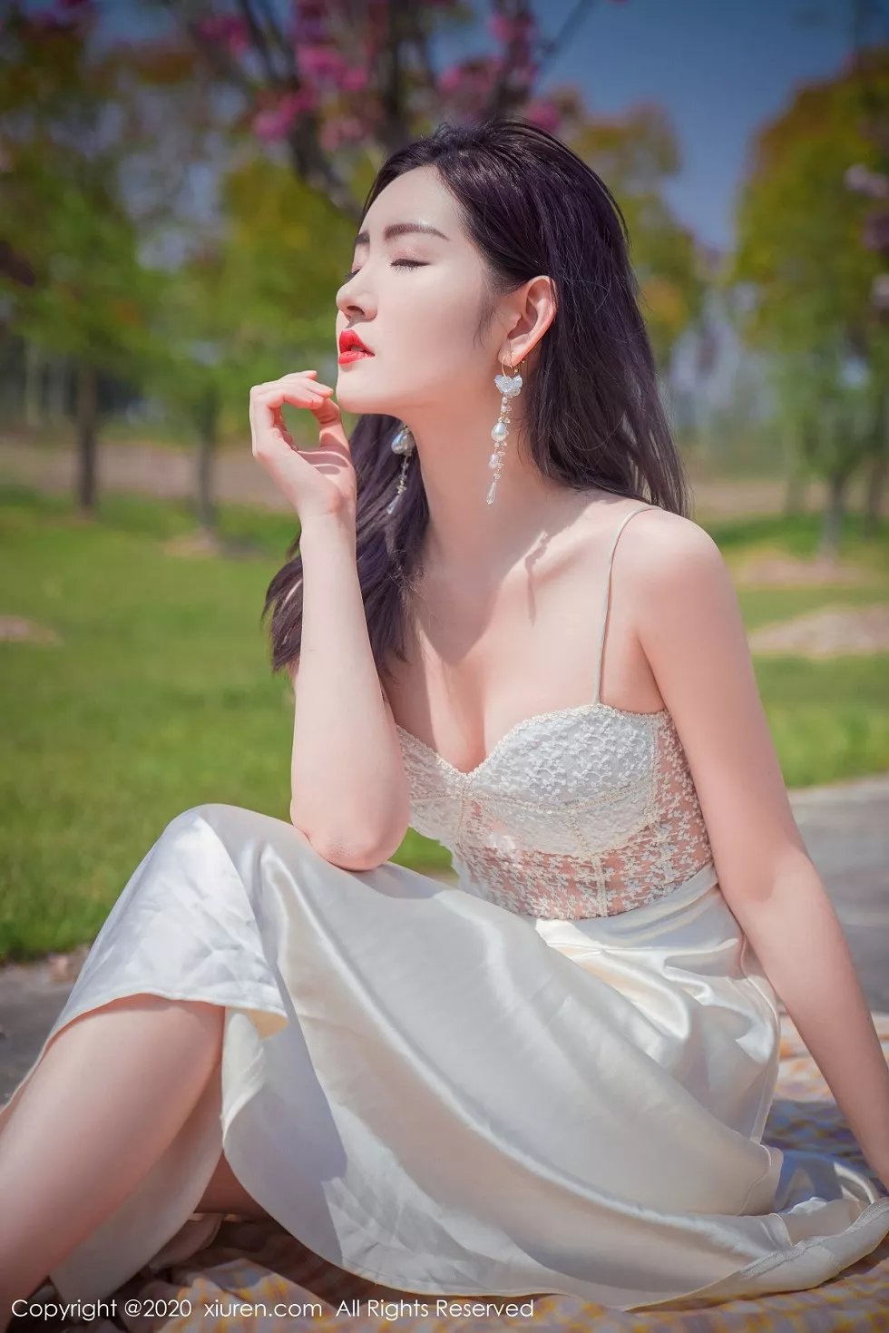 Xgyw.Org_XiuRen第2297期_嫩模沈梦瑶外景吊裙主题草地上半脱裙子真空露火辣身材诱惑写真55P
