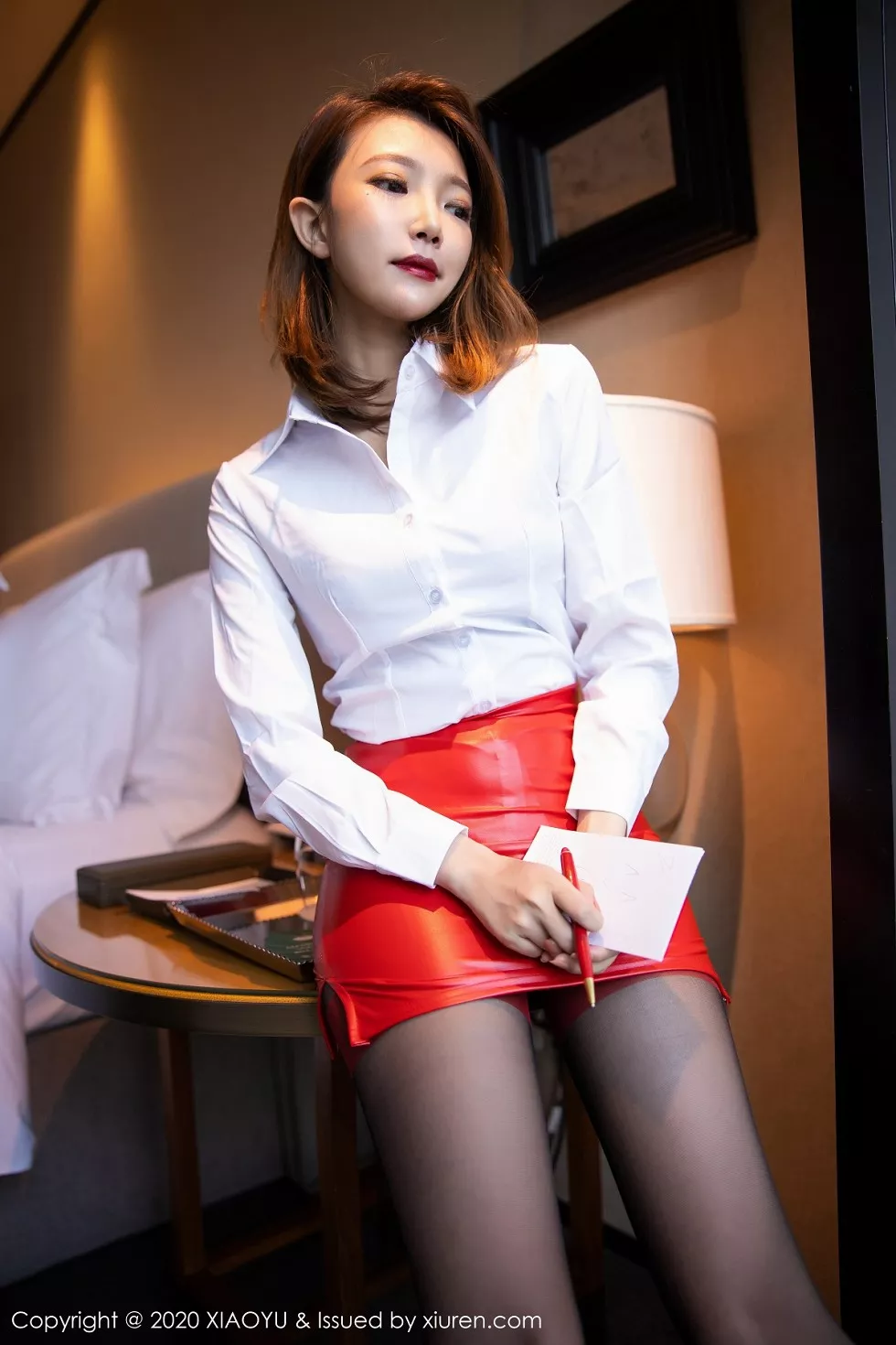 Xgyw.Org_[XiaoYu画语界]Vol.320_女神冯木木LRIS白衬衫配猩红皮裙半脱露吊带黑丝极致魅惑写真74P