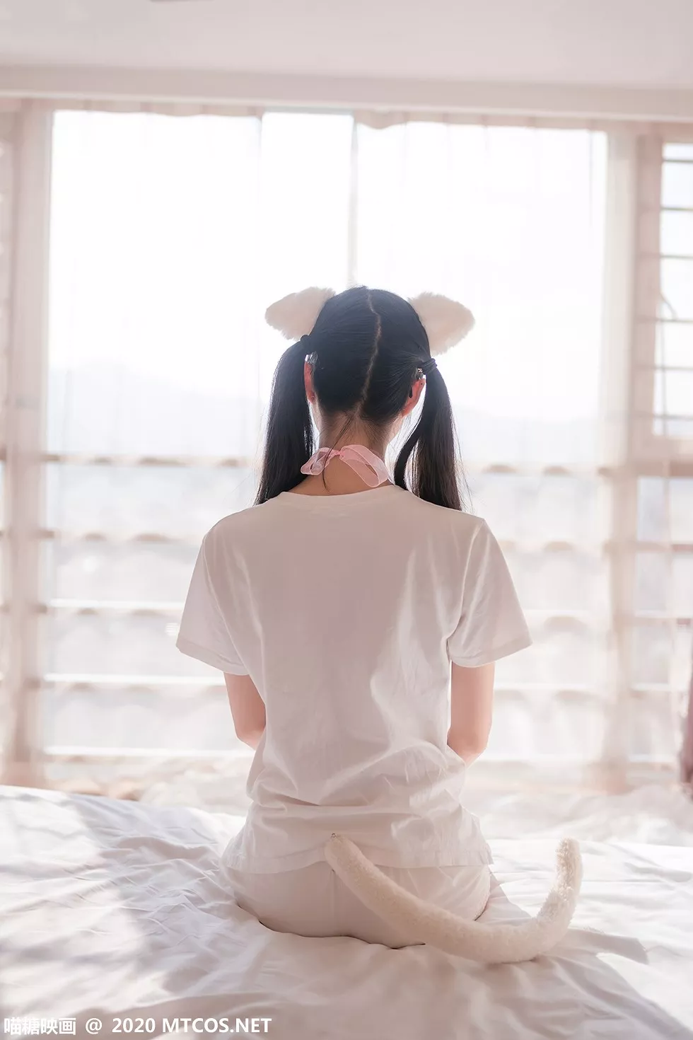 Xgyw.Org_[喵糖映画]Vol.178_白色短袖衫猫系少女私房床上白丝袜秀美腿性感迷人写真51P