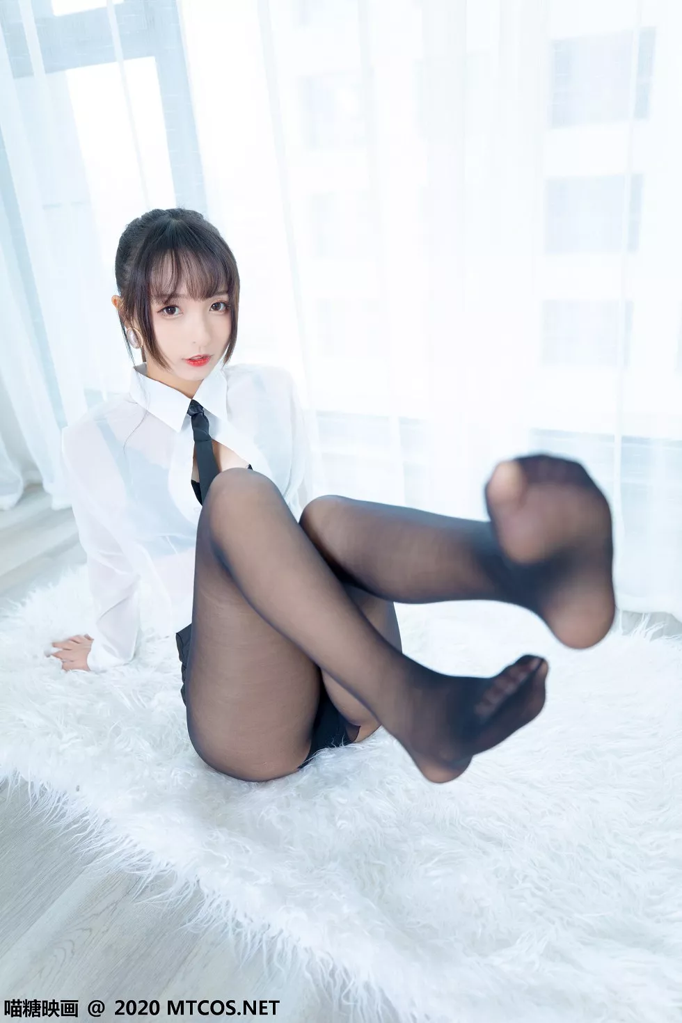 Xgyw.Org_[喵糖映画]Vol.202_OL制服美女私房白衬衣配黑短裙黑丝裤袜秀翘臀美腿诱惑写真70P
