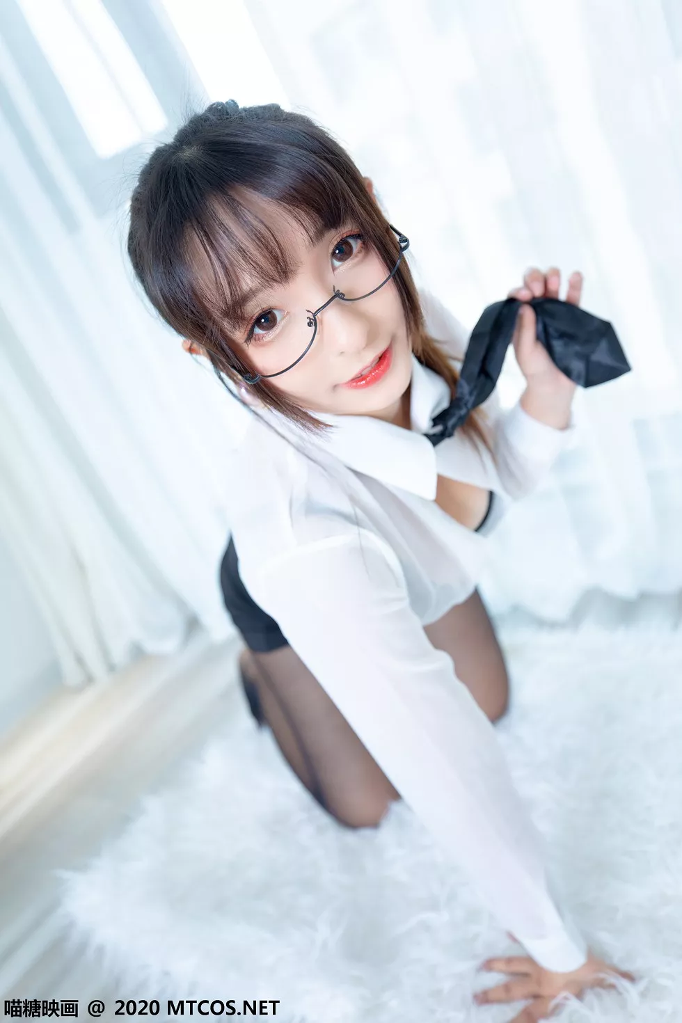 Xgyw.Org_[喵糖映画]Vol.202_OL制服美女私房白衬衣配黑短裙黑丝裤袜秀翘臀美腿诱惑写真70P