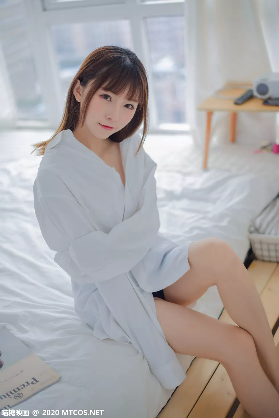 Xgyw.Org_[喵糖映画]Vol.209_秀发小美女居家私房性感白衬衣配运动短裤秀美腿迷人写真48P