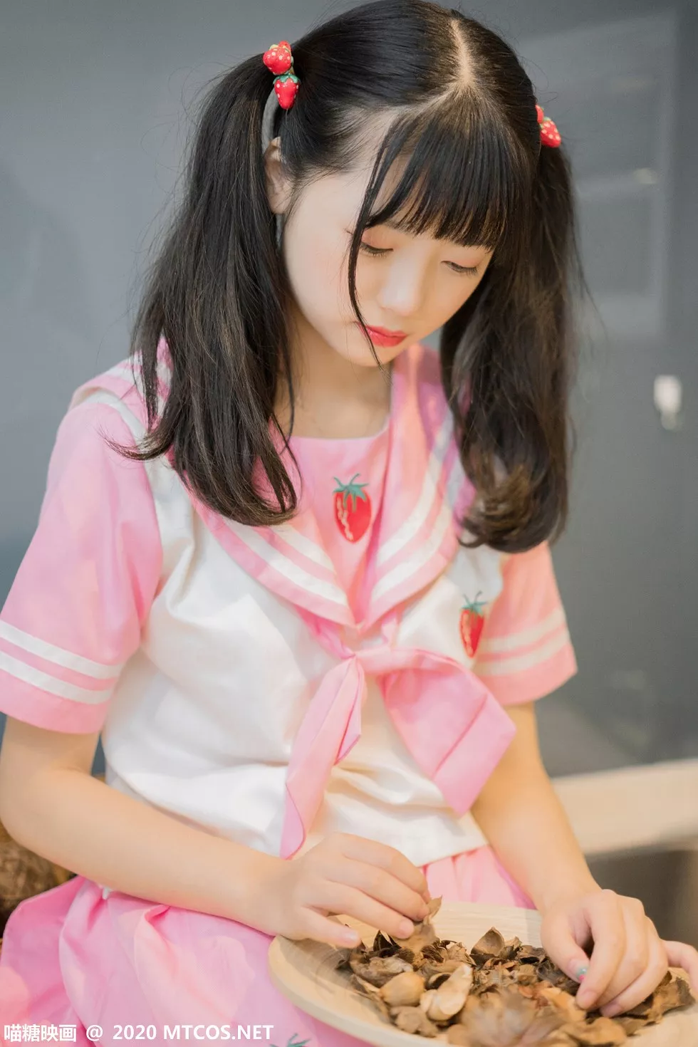 Xgyw.Org_[喵糖映画]Vol.218_草莓JK制服美眉居家私房红色短裙配白丝袜秀美腿性感写真45P