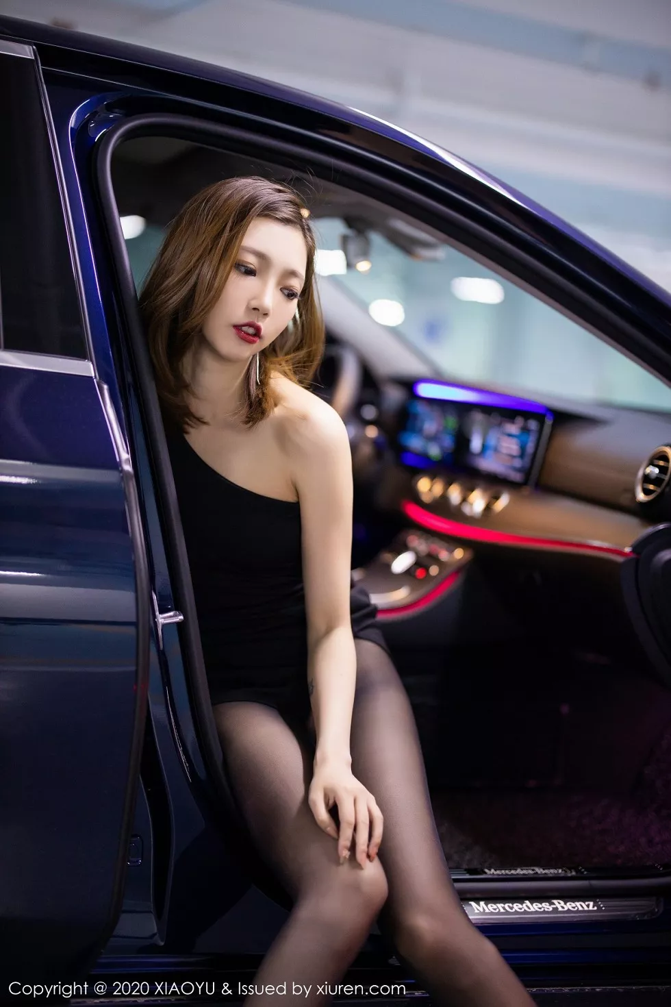 Xgyw.Org_[XiaoYu画语界]Vol.356_女神冯木木LRIS绚丽光影时尚车拍主题无内黑丝裤袜诱惑写真110P