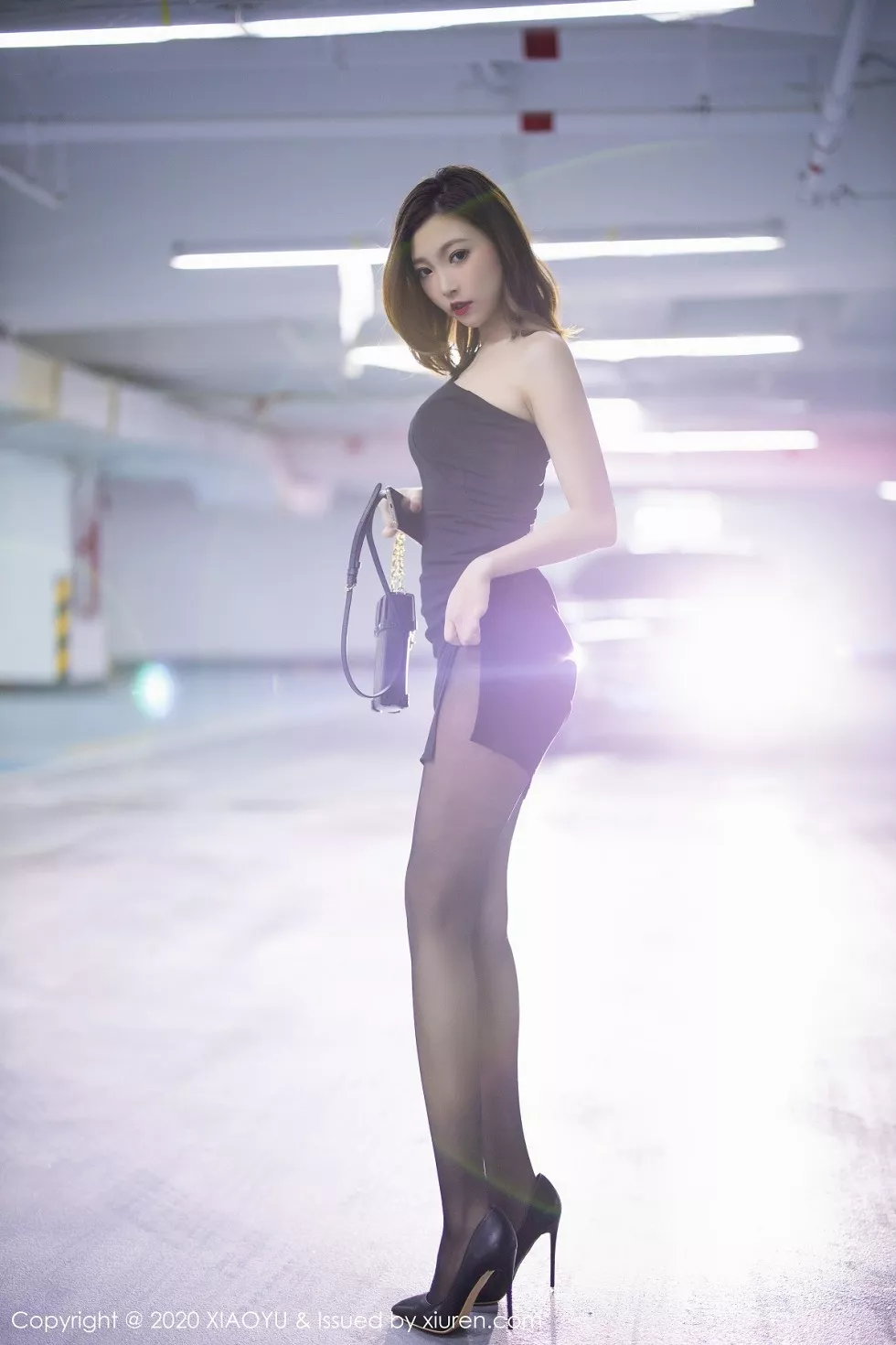 Xgyw.Org_[XiaoYu画语界]Vol.356_女神冯木木LRIS绚丽光影时尚车拍主题无内黑丝裤袜诱惑写真110P