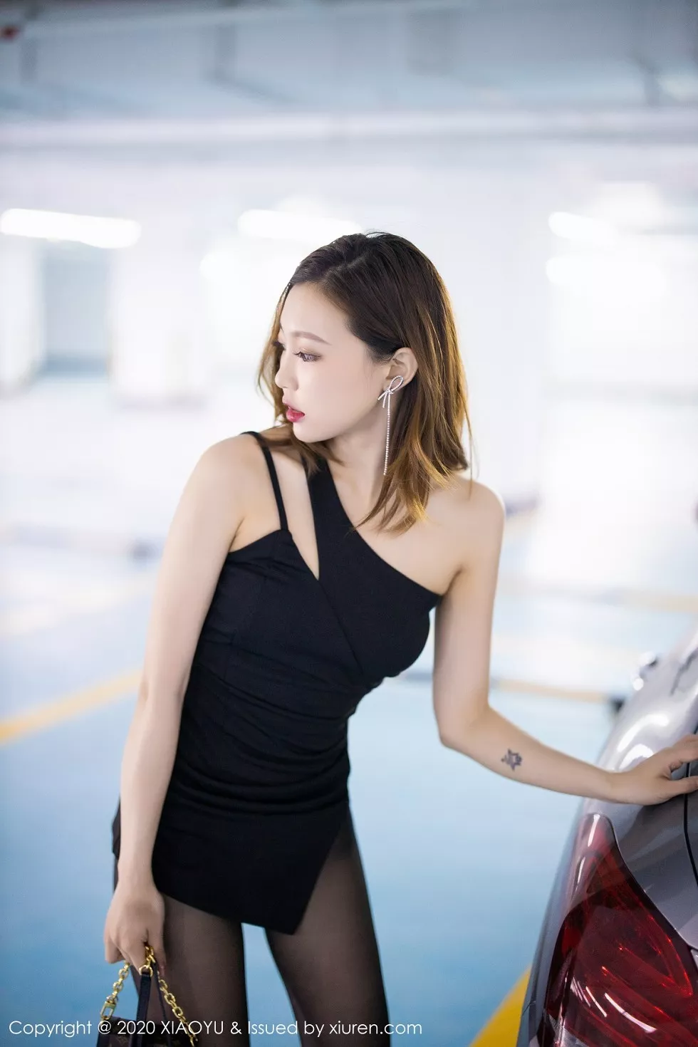 Xgyw.Org_[XiaoYu画语界]Vol.356_女神冯木木LRIS绚丽光影时尚车拍主题无内黑丝裤袜诱惑写真110P