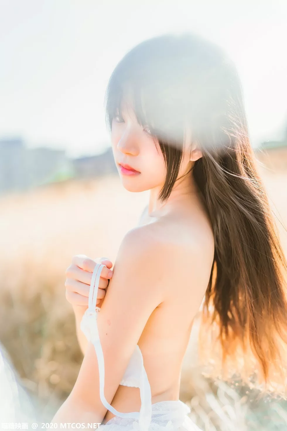 Xgyw.Org_[喵糖映画]Vol.224_晚秋原野白色长裙美女户外半脱露完美身材白嫩肌肤性感写真39P