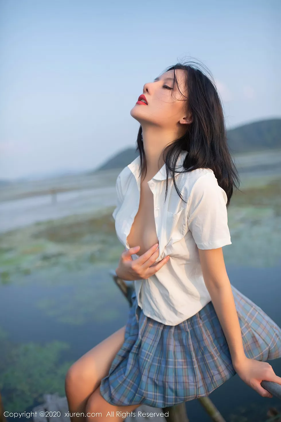 Xgyw.Org_XiuRen第2558期_女神就是阿朱啊海边渔村主题半撩短裙脱内裤秀翘臀诱惑写真51P
