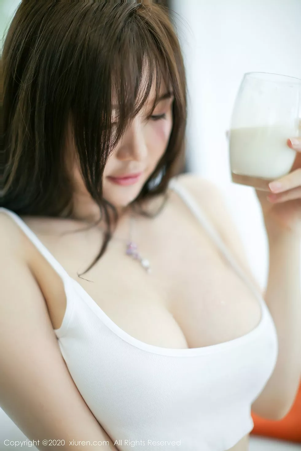 Xgyw.Org_XiuRen第2565期_嫩模糯美子Mini三亚旅拍私房白色吊带内衣半撩露豪乳诱惑写真46P
