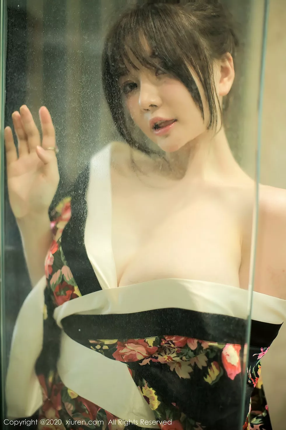Xgyw.Org_XiuRen第2581期_女神糯美子Mini三亚旅拍色彩艳丽和服真空半露豪乳撩人诱惑写真43P