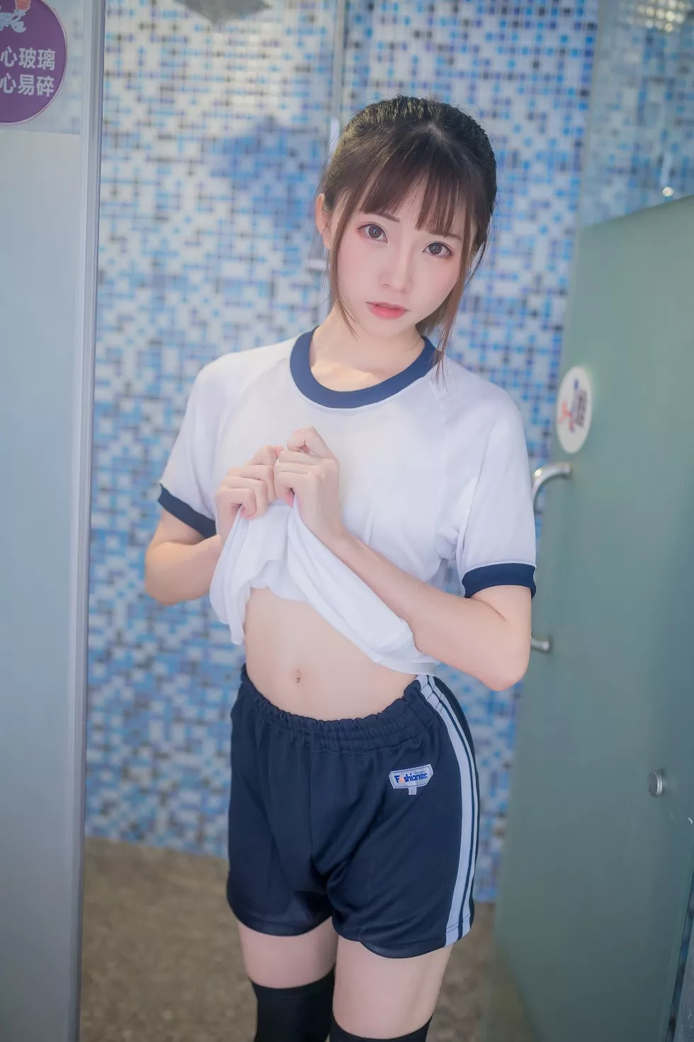 Xgyw.Org_[喵糖映画]Vol.259_性感美少女浴室白色体操服配黑丝袜秀美腿湿身撩人诱惑写真45P