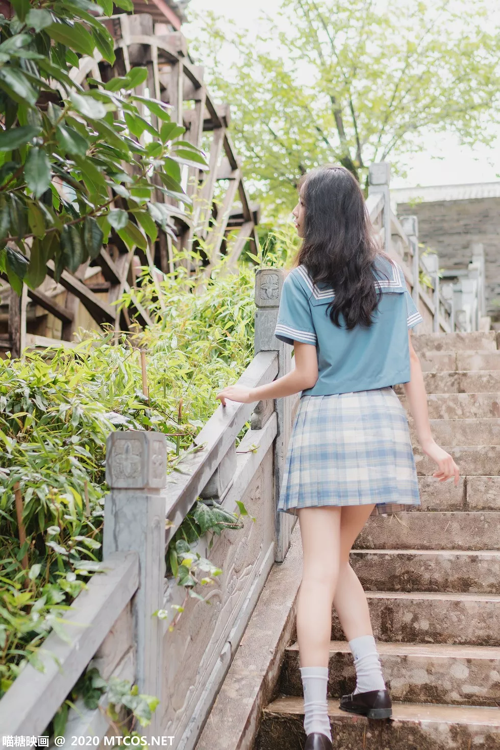 Xgyw.Org_[喵糖映画]Vol.257_格子裙美少女户外清爽学生装配白色腿袜秀美腿迷人写真32P