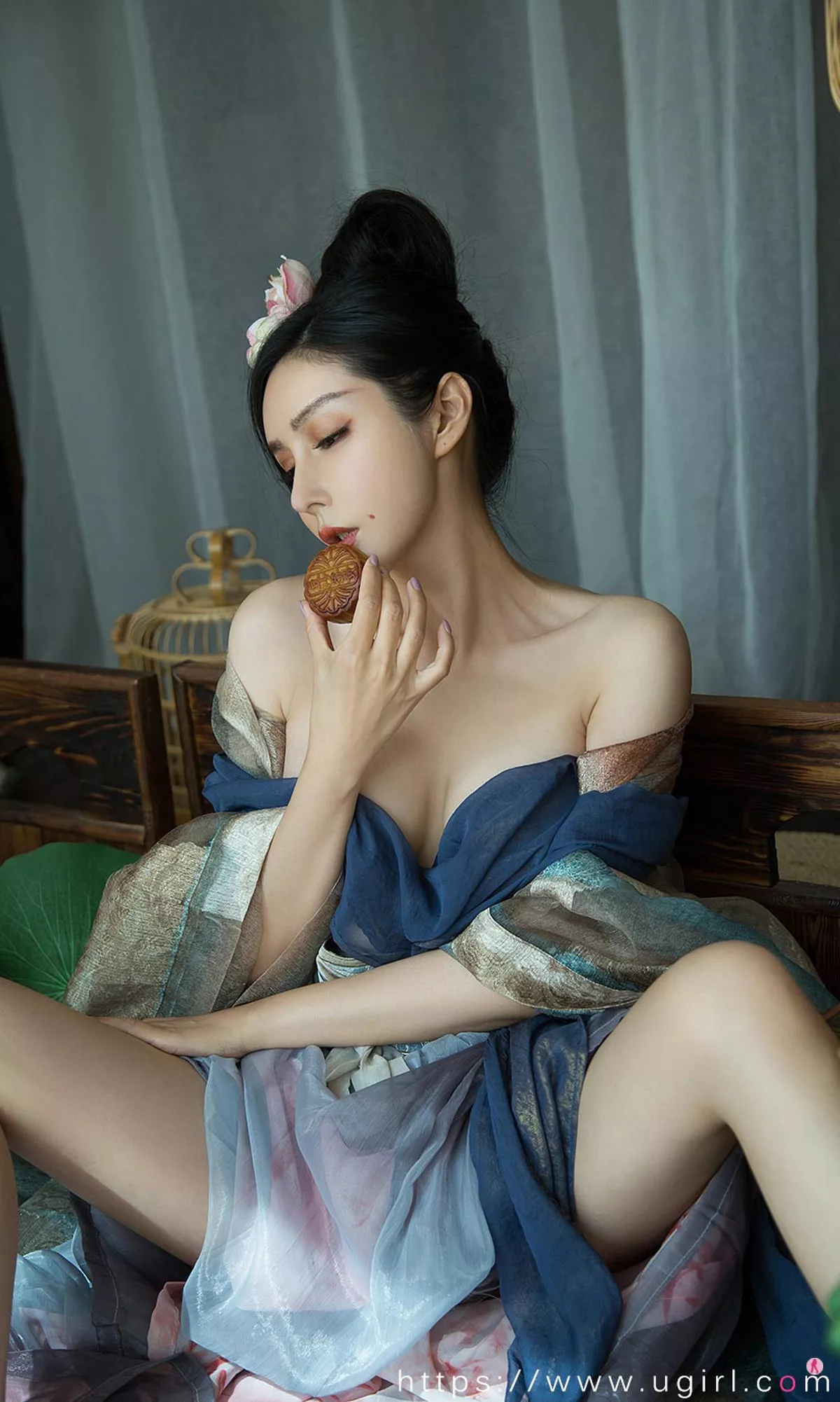 Xgyw.Org_[Ugirls爱尤物]No.1924_嫩模田冰冰满月情人主题私房古韵连身裙秀完美身材诱惑写真35P