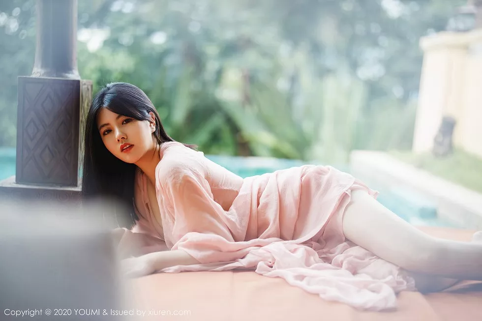 Xgyw.Org_[YouMi尤蜜荟]Vol.523_女神娜露Selena西双版纳旅拍轻薄粉色长裙秀傲人豪乳诱惑写真89P