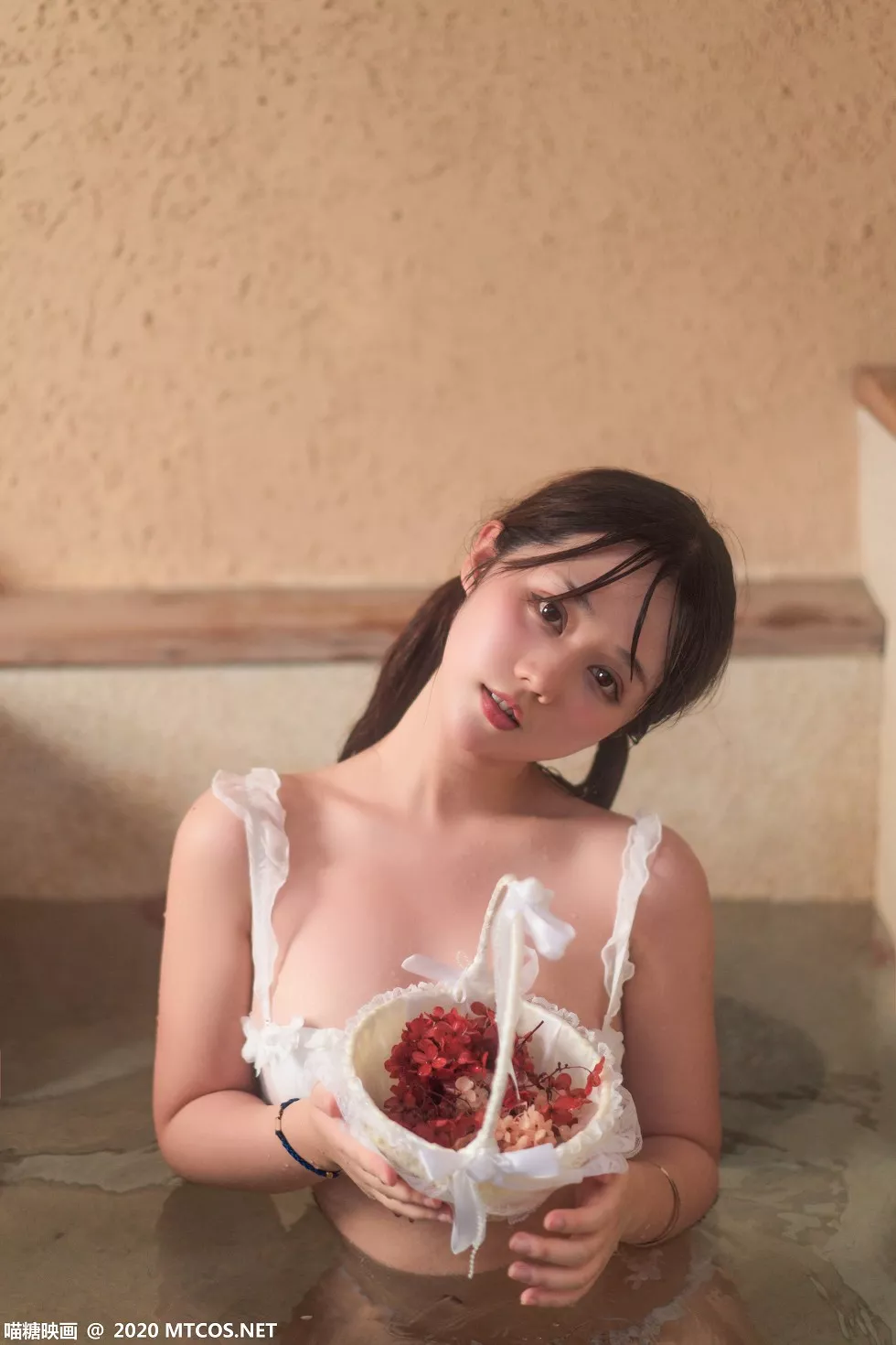 Xgyw.Org_[喵糖映画]Vol.279_白色蕾丝内衣小美女私房浴室里白色浴巾裹身湿身诱惑写真23P