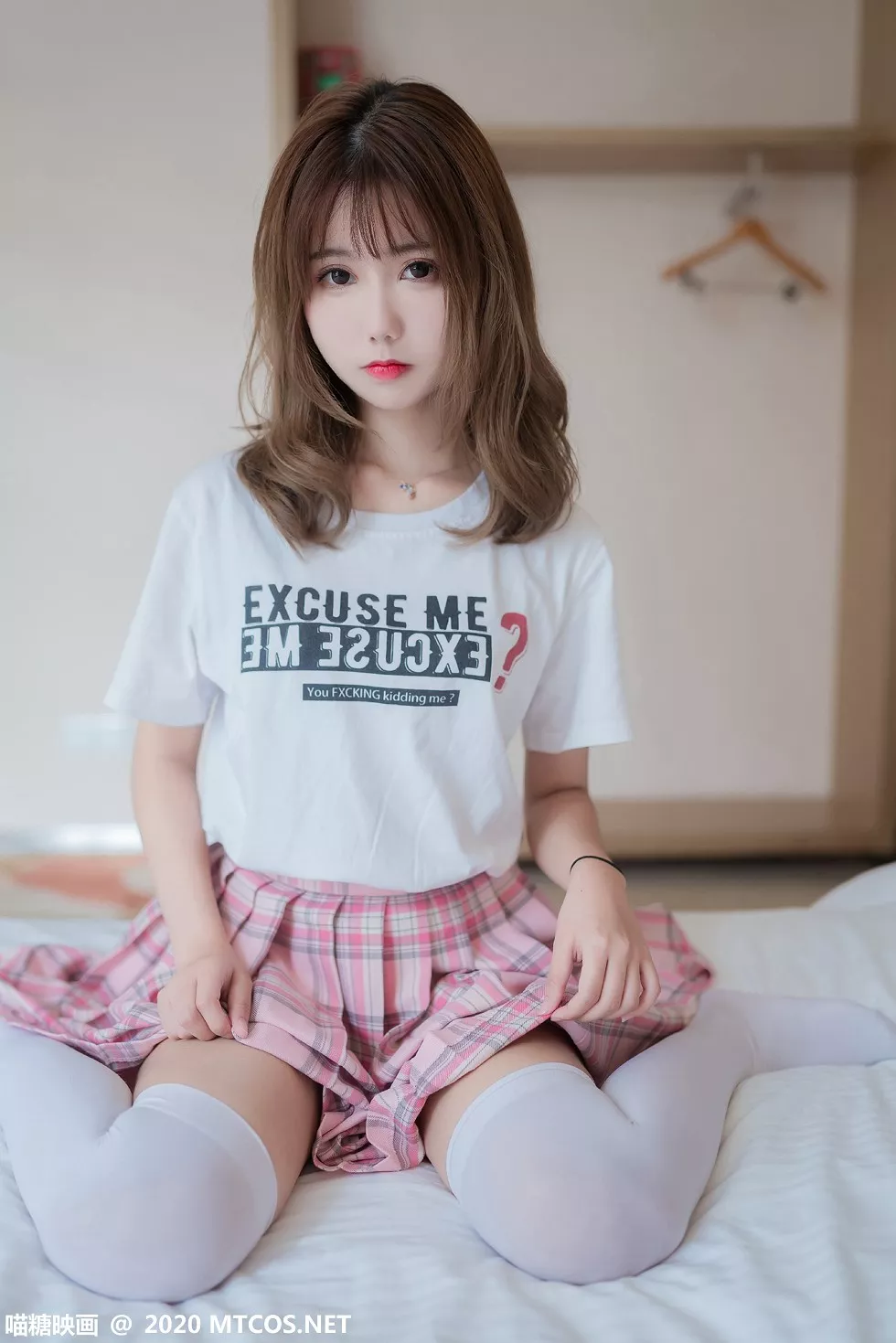 Xgyw.Org_[喵糖映画]JKL.010_JK制服美女私房性感白色短裙配粉色格子裙半撩露翘臀诱惑写真45P