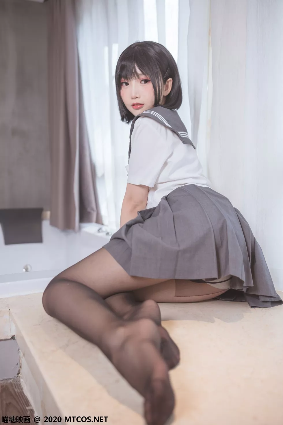 Xgyw.Org_[喵糖映画]JKL.017_JK制服美女私房灰色百褶裙配黑丝裤袜半撩露翘臀诱惑写真21P