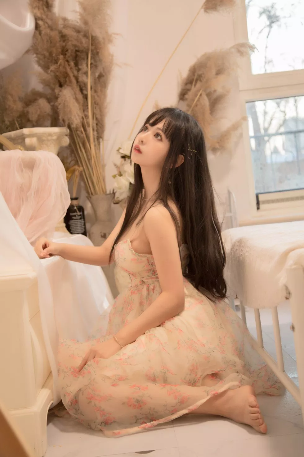Xgyw.Org_[喵糖映画]Vol.287_花色吊带裙美少女私房床上低胸秀完美身材迷人诱惑写真24P