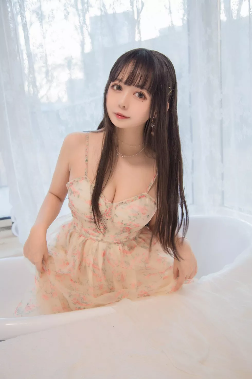 Xgyw.Org_[喵糖映画]Vol.287_花色吊带裙美少女私房床上低胸秀完美身材迷人诱惑写真24P