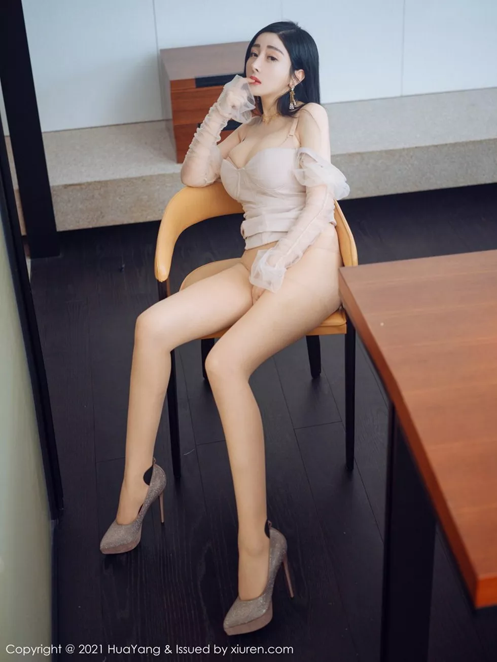 Xgyw.Org_[HuaYang花漾]Vol.346_嫩模允爾厦门旅拍私房粉色绢纱配无内肉丝裤袜惹火诱惑写真47P