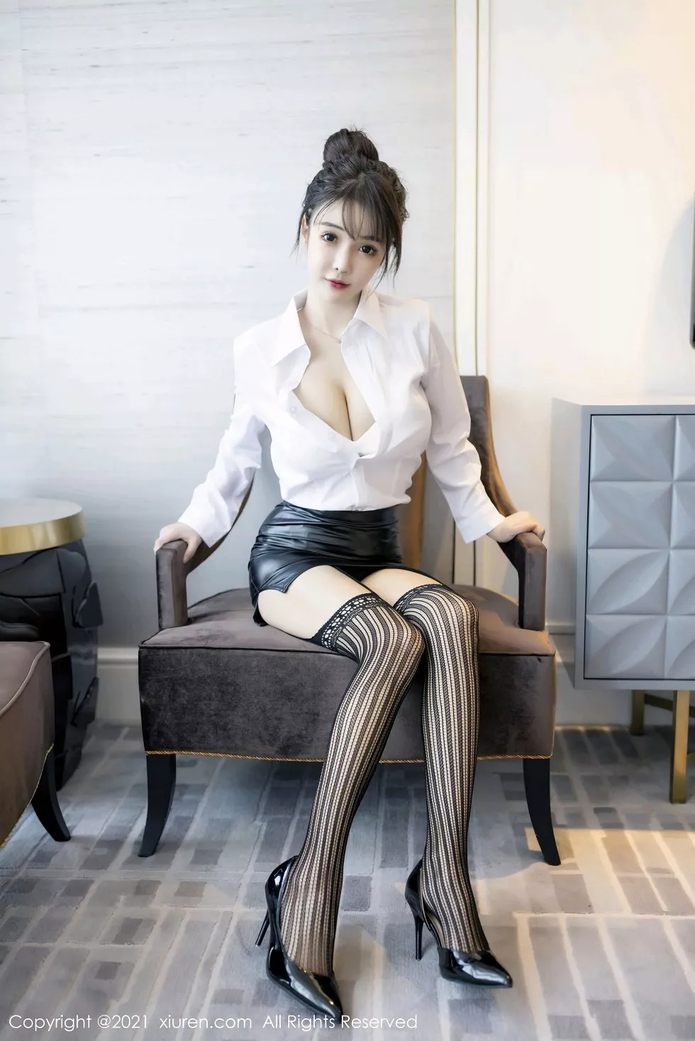 Xgyw.Org_XiuRen第2976期_嫩模南初妹妹经典秘书职业装主题白衬衣配黑短裙秀美腿诱惑写真53P