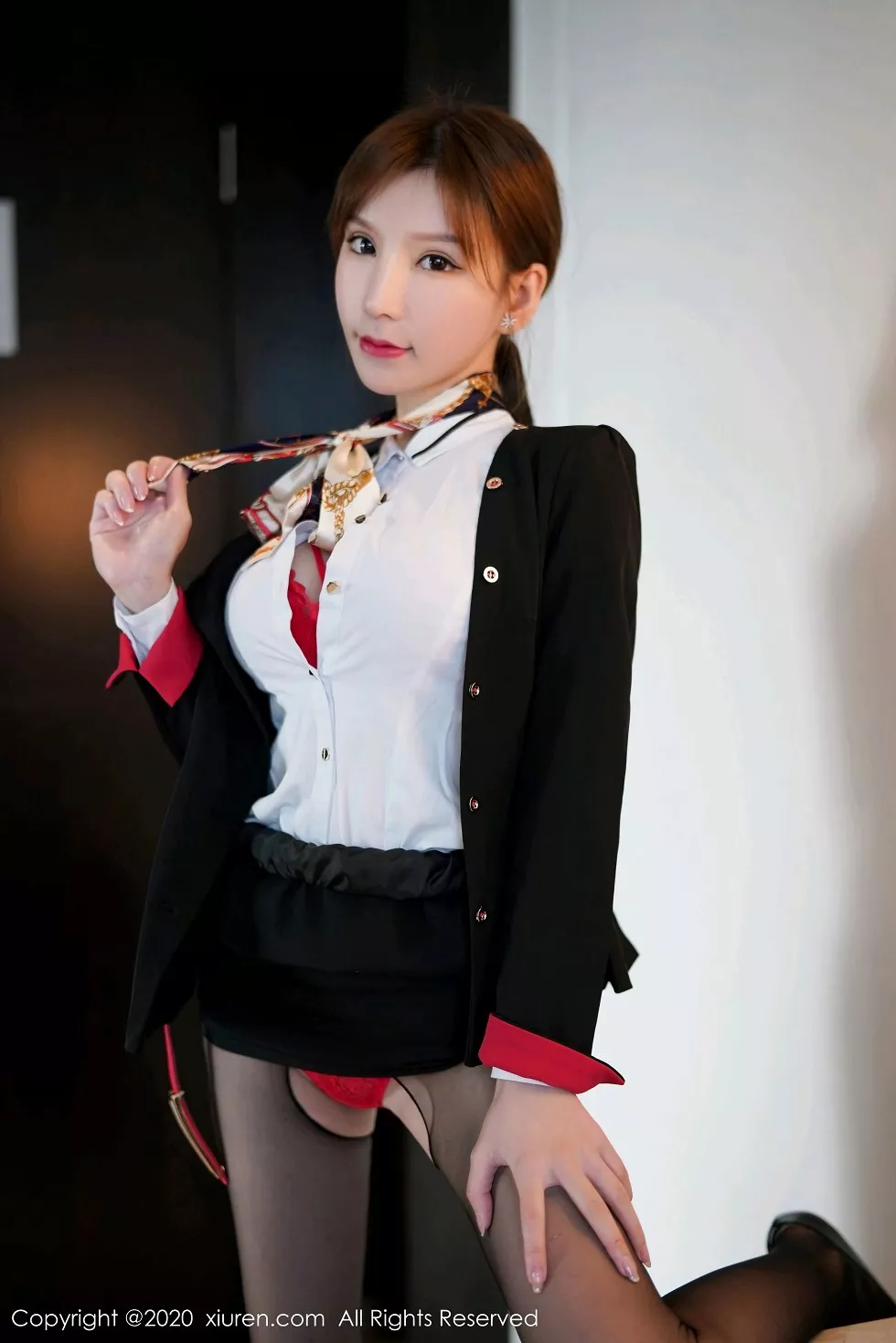 Xgyw.Org_XiuRen第2915期_女神周于希Sandy空姐真实场景剧情主题红色内衣配黑丝诱惑写真106P