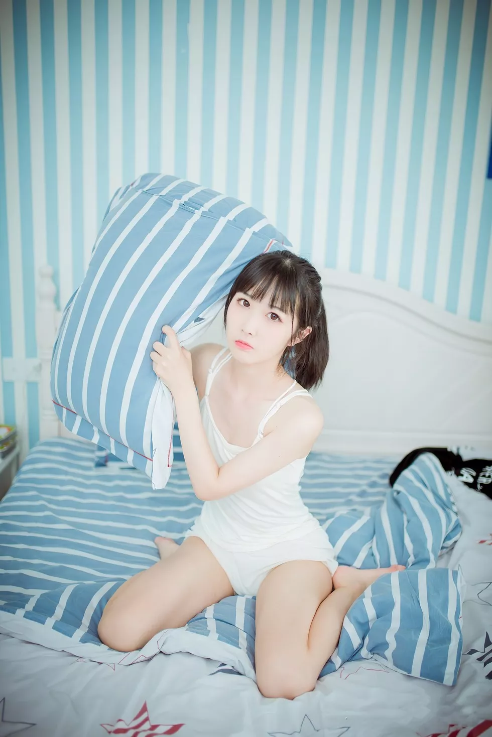 Xgyw.Org_[喵糖映画]Vol.311_居家美少女私房性感黑色短袖衫+白色睡衣秀美腿诱惑写真20P