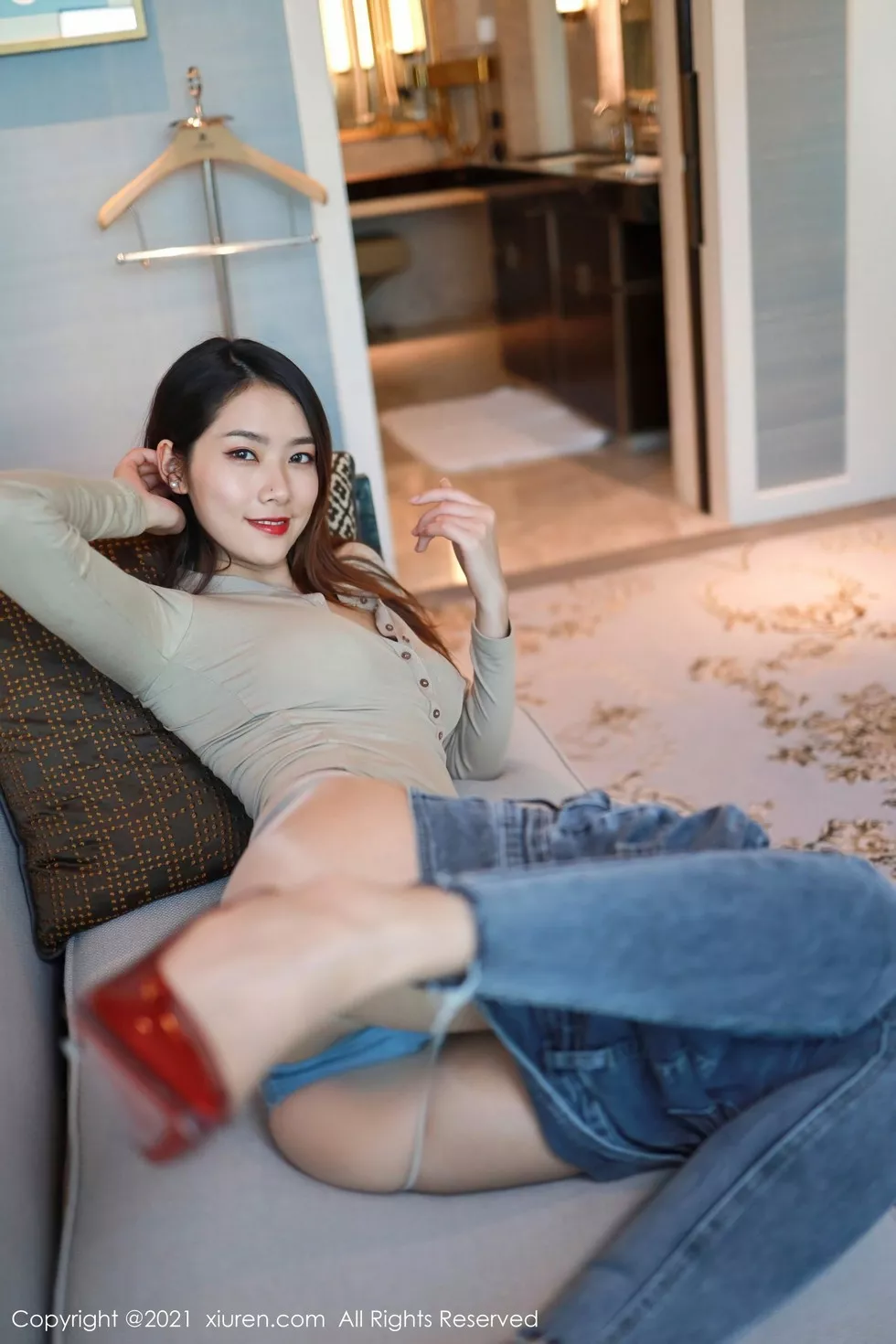 Xgyw.Org_XiuRen第3039期_嫩模方子萱广州旅拍沙发上真空内衣配紧身牛仔裤迷人诱惑写真55P