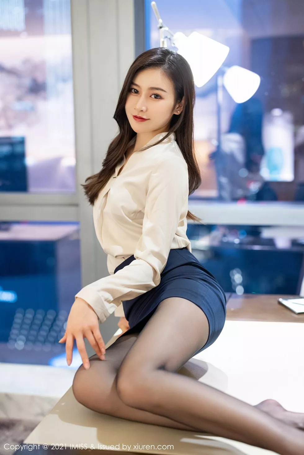 Xgyw.Org_[IMISS爱蜜社]Vol.549_气质美女Vanessa短裙下性感黑丝裤袜秀美腿迷人诱惑写真53P