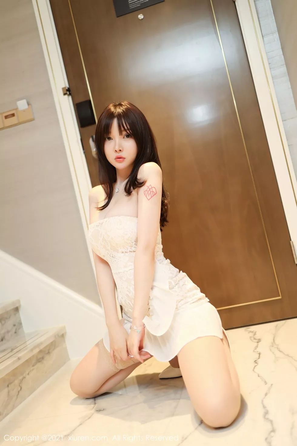 Xgyw.Org_XiuRen第3033期_女神糯美子Mini楼梯间低胸白色连衣裙半撩露豪乳翘臀诱惑写真66P