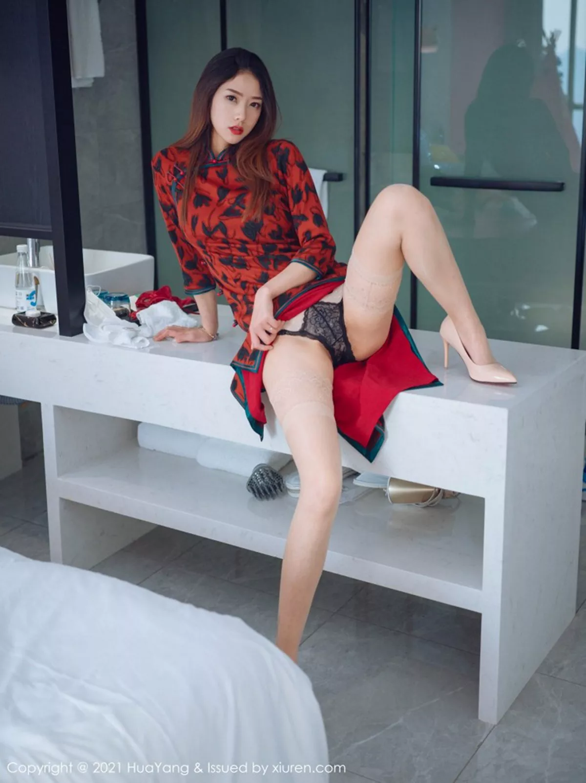 Xgyw.Org_[HuaYang花漾]Vol.369_嫩模方子萱色彩鲜丽服饰配蕾丝袜半脱秀完美曲线迷人诱惑写真50P
