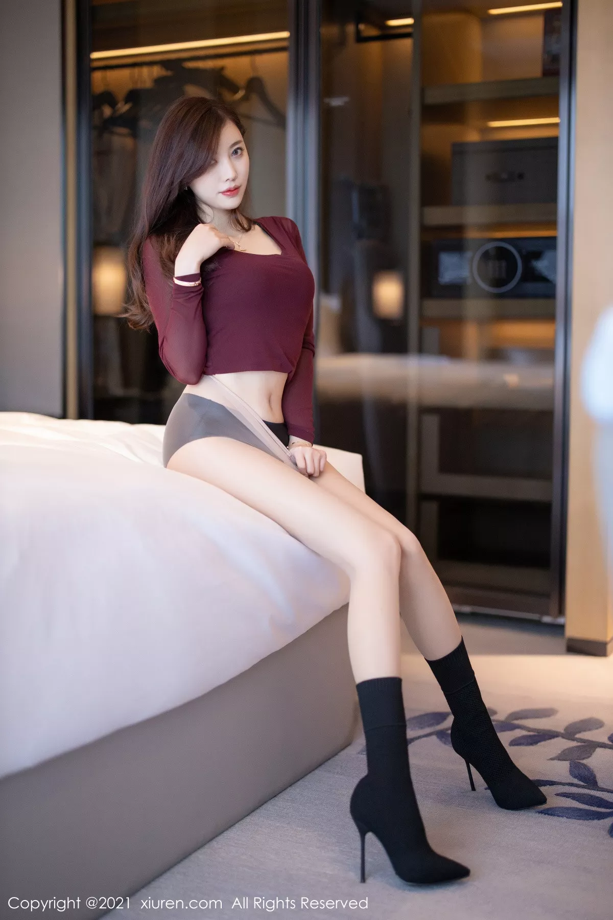 Xgyw.Org_XiuRen第3208期_女神杨晨晨sugar都市OL风半脱露性感黑色内衣秀完美曲线诱惑写真50P