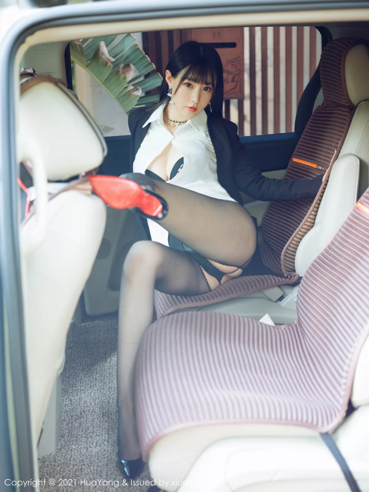 Xgyw.Org_[HuaYang花漾]Vol.383_女神朱可儿Flower三亚旅拍车拍系列主题半脱露豪乳诱惑写真73P