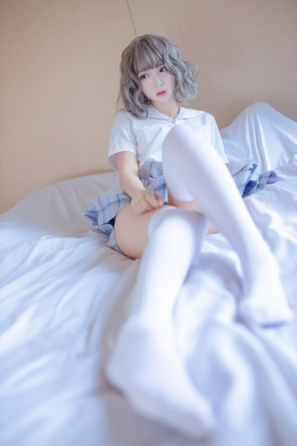 Xgyw.Org_网络美女疯猫ss思绪之JK主题私房床上半脱短裙露透视内裤秀翘臀诱惑写真33P
