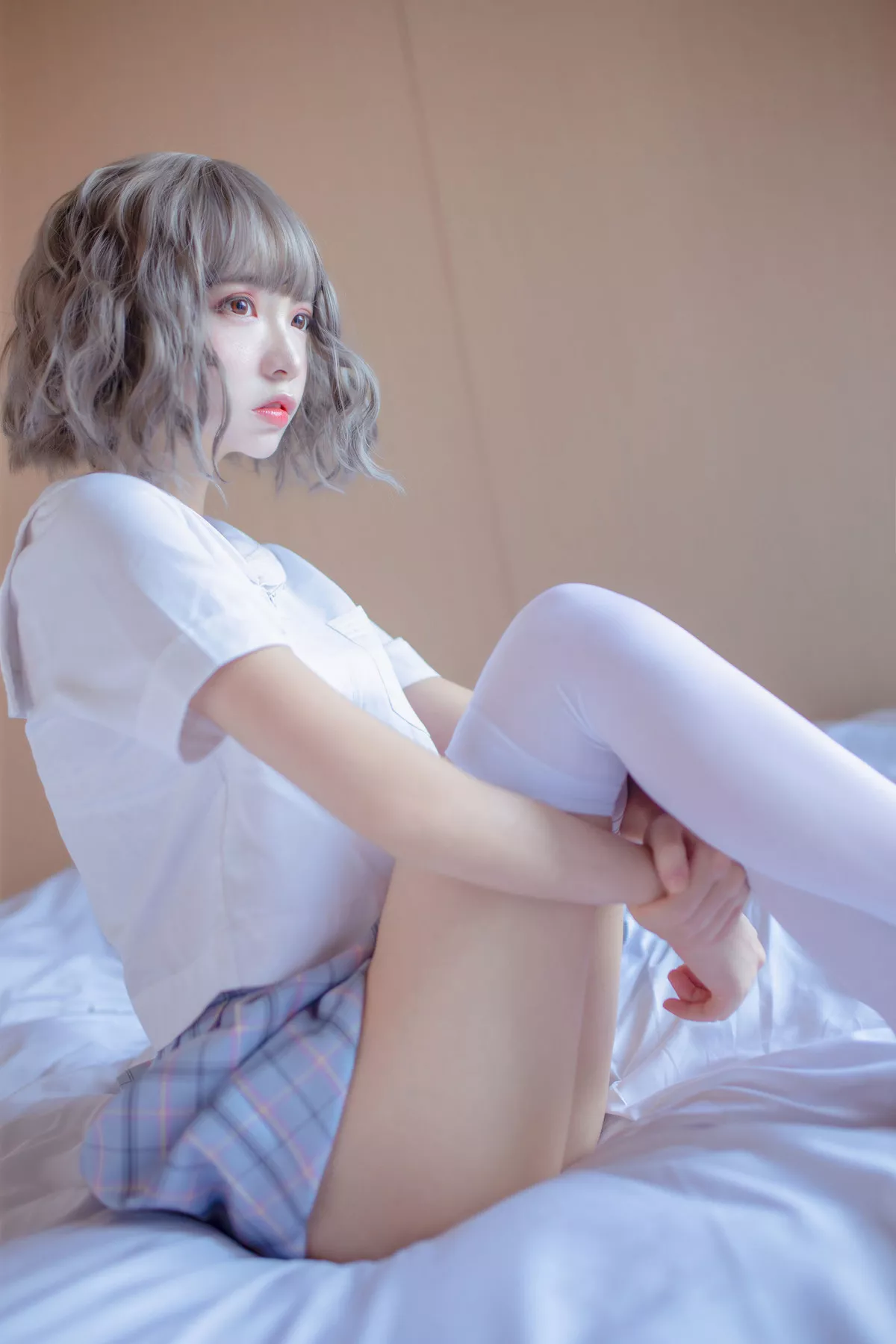 Xgyw.Org_网络美女疯猫ss思绪之JK主题私房床上半脱短裙露透视内裤秀翘臀诱惑写真33P